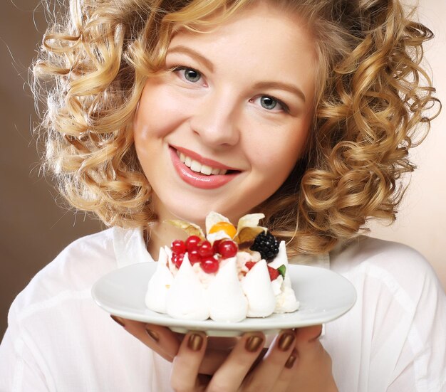 Jonge vrouw met een cake