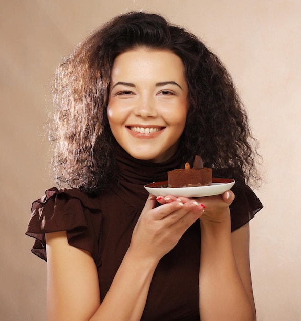 Jonge vrouw met een cake