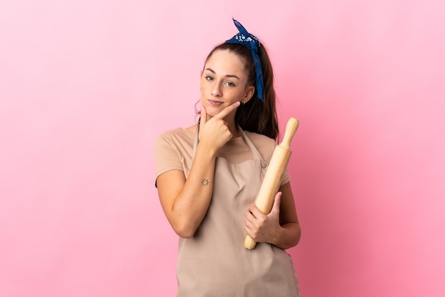 Jonge vrouw met een deegroller denken