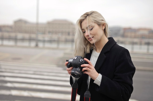 jonge vrouw met een digitale camera