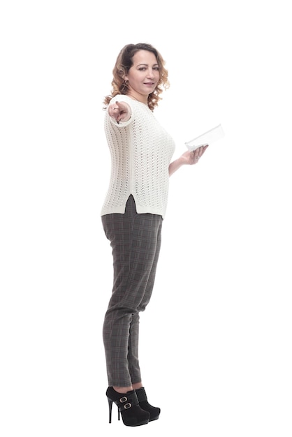 Jonge vrouw met een digitale tablet geïsoleerd op een witte