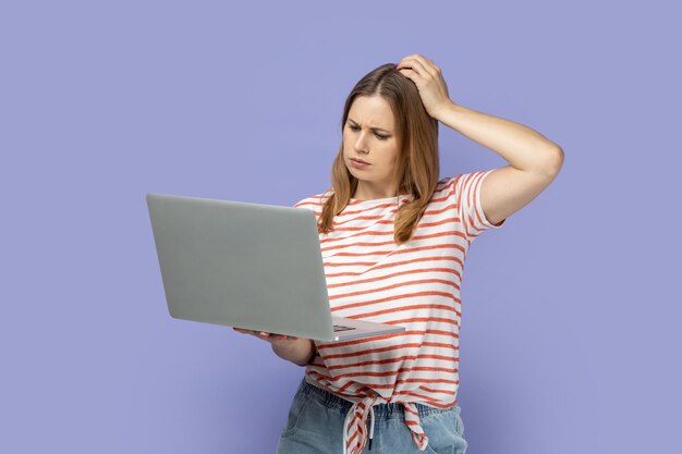 Jonge vrouw met een digitale tablet tegen een blauwe achtergrond