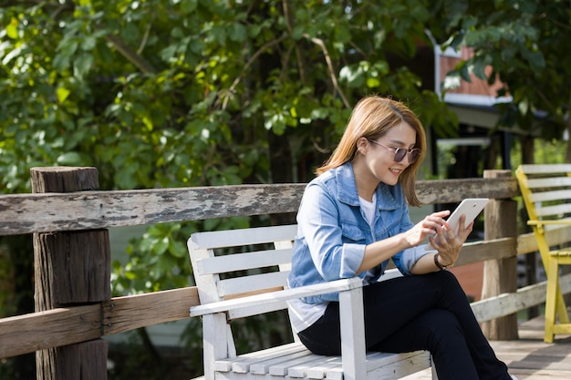 Foto jonge vrouw met een digitale tablet