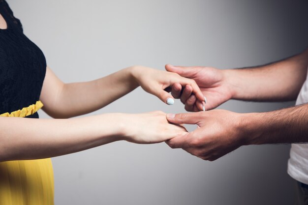 Jonge vrouw met een gebroken sigaret holding