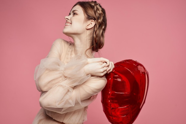 Foto jonge vrouw met een geschenk op een gele achtergrond