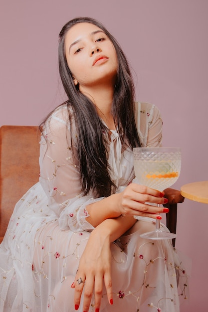Jonge vrouw met een glas in hand cocktail
