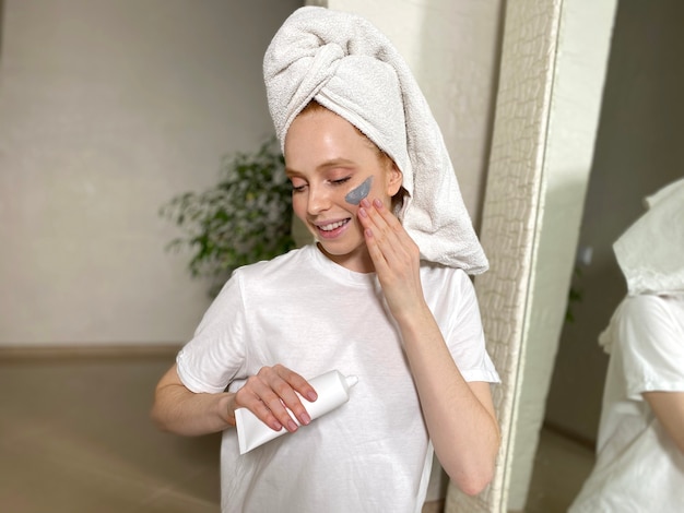 Jonge vrouw met een handdoek op haar hoofd