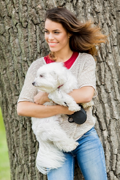 Jonge vrouw met een hond