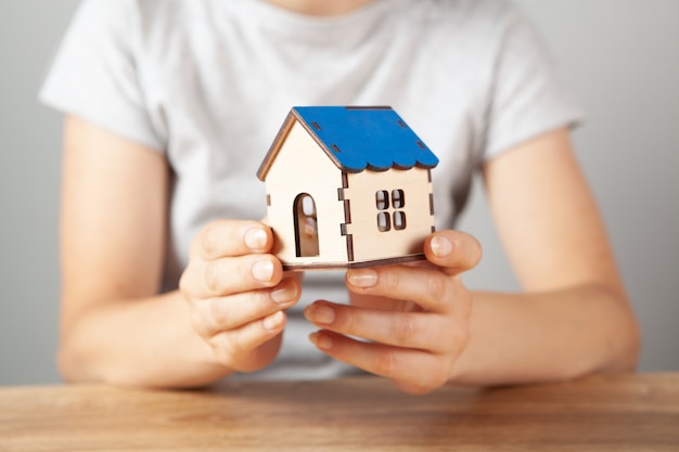 Jonge vrouw met een huis