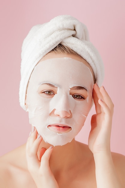 Jonge vrouw met een hydraterend masker