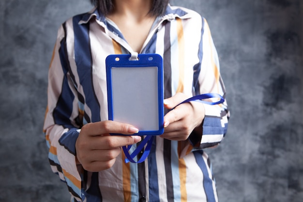 Jonge vrouw met een id-tag