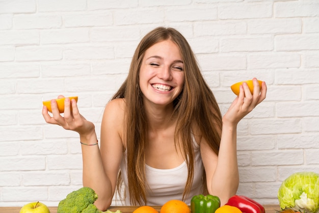 Jonge vrouw met een ina keuken van grapefruit