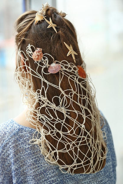 Foto jonge vrouw met een kapsel in zeestijl