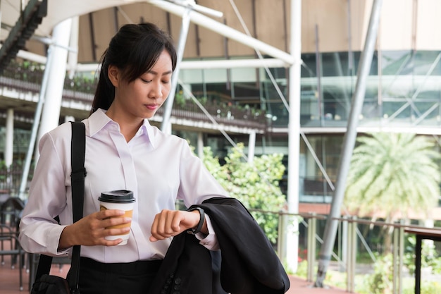 Jonge vrouw met een koffiekop