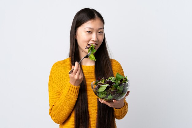 Jonge vrouw met een kom salade