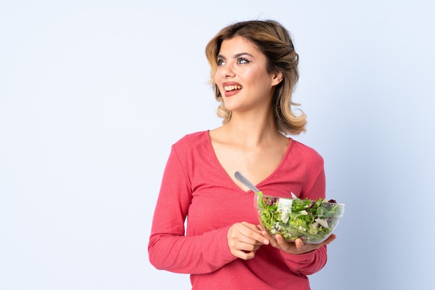 Jonge vrouw met een kom salade