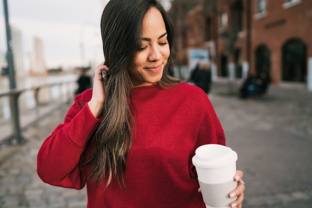 Jonge vrouw met een kopje koffie.