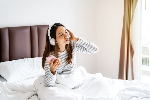 Jonge vrouw met een koptelefoon om naar muziek te luisteren