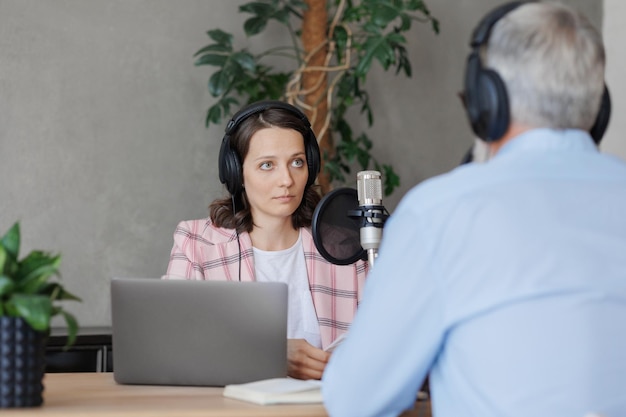 Foto jonge vrouw met een laptop terwijl ze op kantoor zit