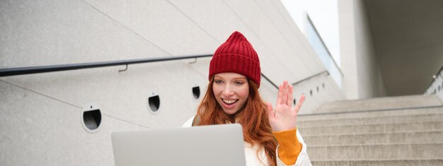 Foto jonge vrouw met een laptop.