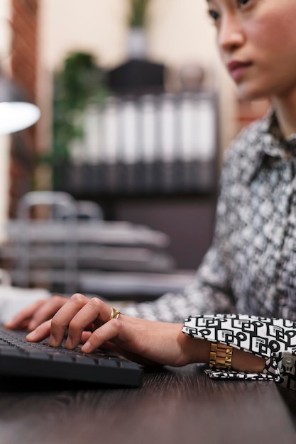 Foto jonge vrouw met een laptop.