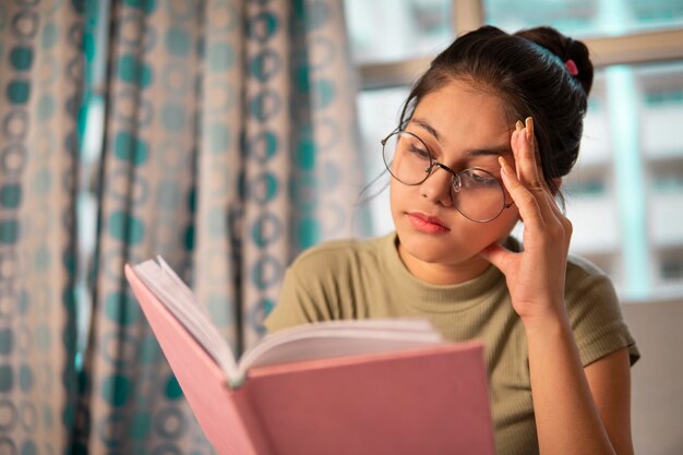 Foto jonge vrouw met een laptop.