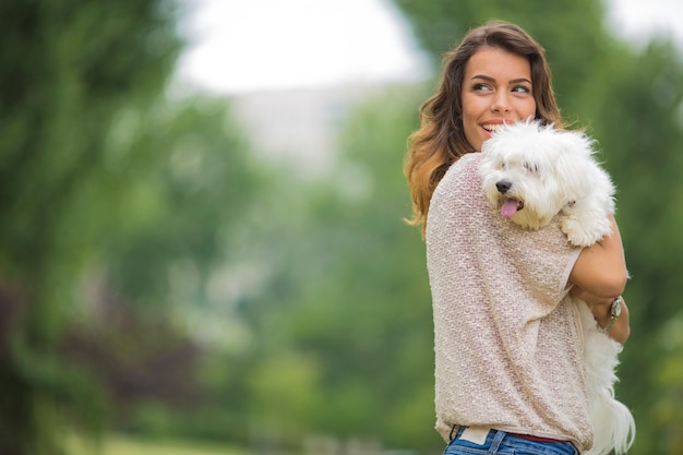 Jonge vrouw met een Maltese hond