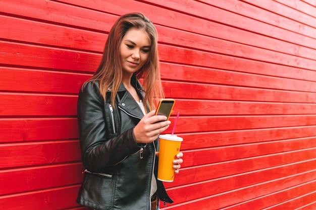 Jonge vrouw met een mobiele telefoon in handen