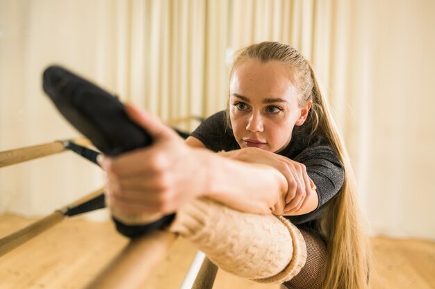 Foto jonge vrouw met een mobiele telefoon.