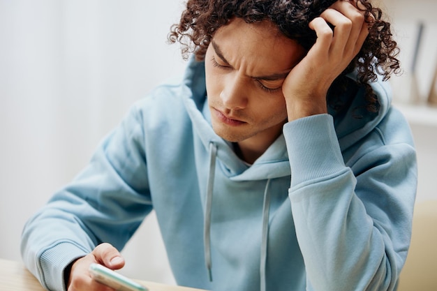 Foto jonge vrouw met een mobiele telefoon.