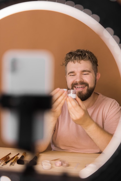 Foto jonge vrouw met een mobiele telefoon.