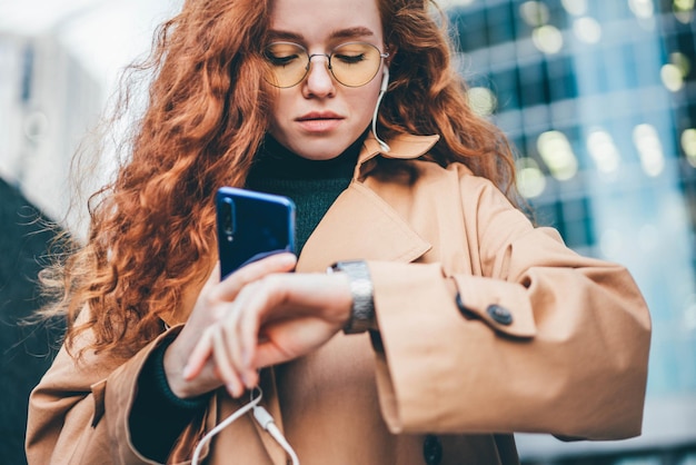 Jonge vrouw met een mobiele telefoon.