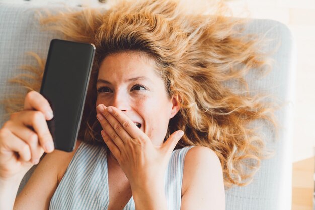 Jonge vrouw met een mobiele telefoon.