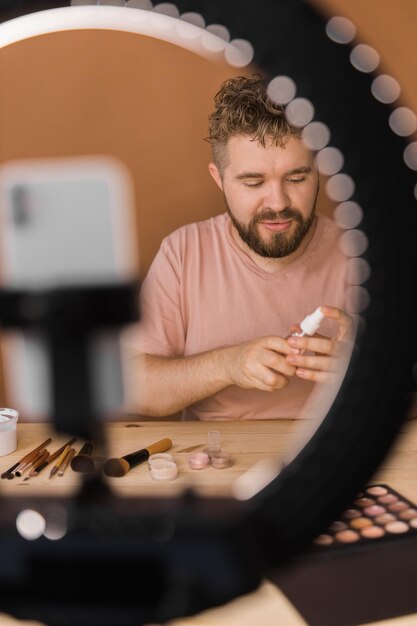 Foto jonge vrouw met een mobiele telefoon.