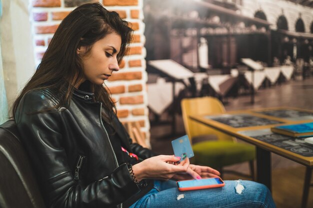 Jonge vrouw met een mobiele telefoon.