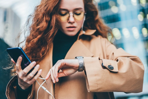 Jonge vrouw met een mobiele telefoon.
