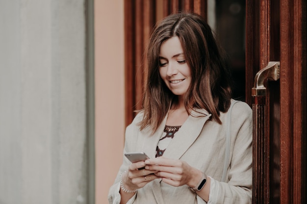 Jonge vrouw met een mobiele telefoon.