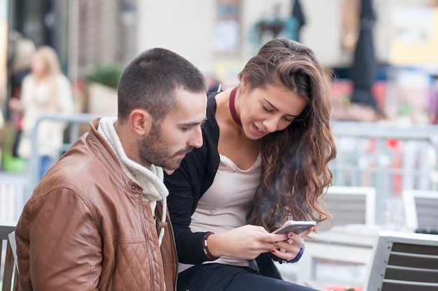 Jonge vrouw met een mobiele telefoon.