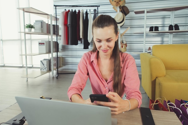 Foto jonge vrouw met een mobiele telefoon.