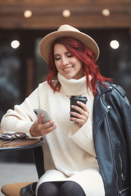 Jonge vrouw met een mobiele telefoon.