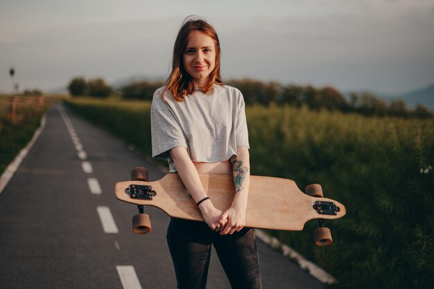 Jonge vrouw met een mobiele telefoon.