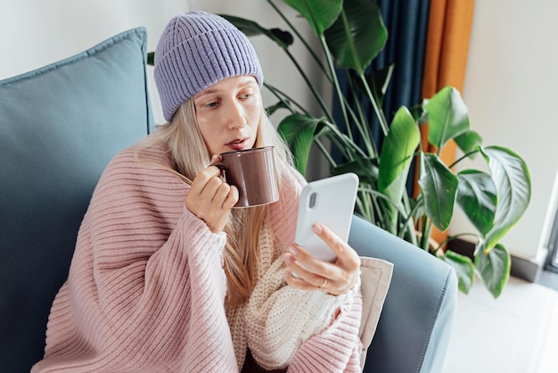 Jonge vrouw met een mobiele telefoon.