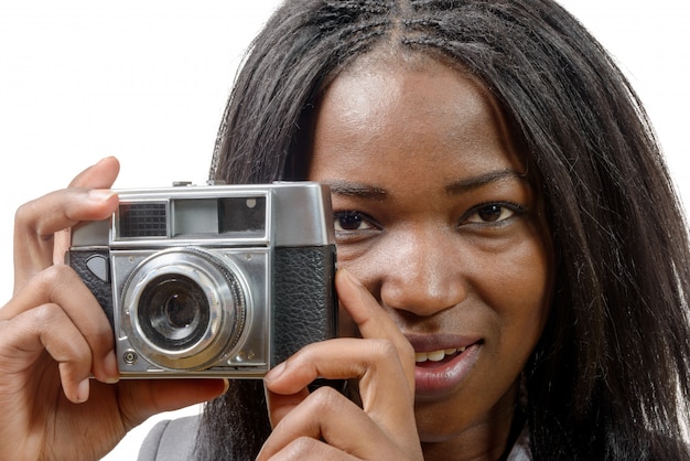 Jonge vrouw met een oude camera