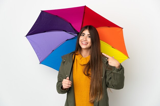 Jonge vrouw met een paraplu geïsoleerd op een witte achtergrond met een duim omhoog gebaar