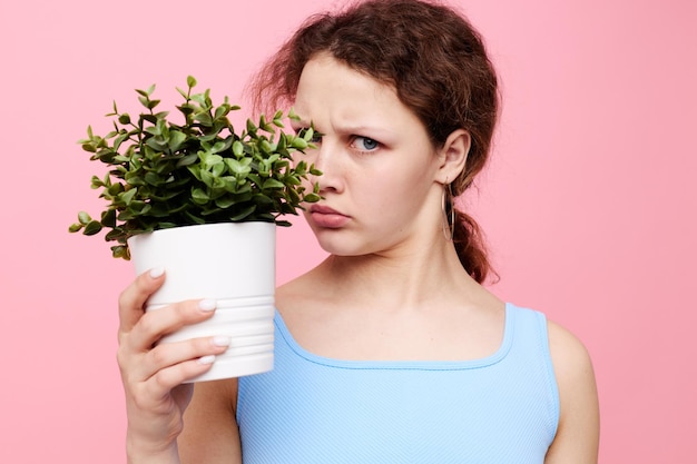 Foto jonge vrouw met een plant