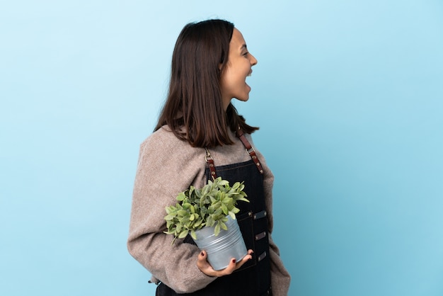 Jonge vrouw met een plant