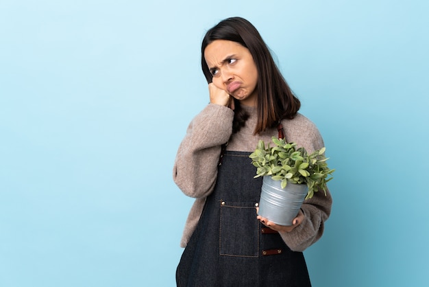 Jonge vrouw met een plant