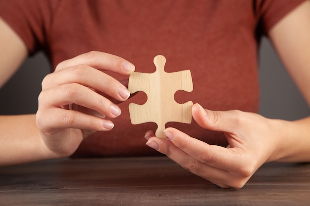 Jonge vrouw met een puzzelstukje