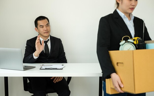 Jonge vrouw met een smartphone op tafel