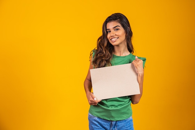 Jonge vrouw met een spandoek met ruimte voor tekst.